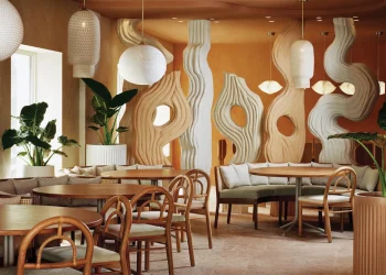 طراحی این رستوران ساحلی برنده جایزه سال 2024 شد!