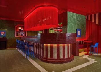 طراحی یک بار شبانه کوچک - جایی که رنگ قرمز شما را در بر میگیرد!