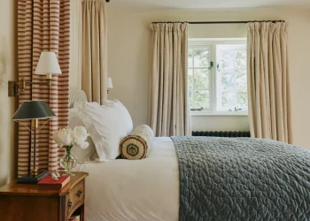 تخت بلند بهتر است یا کوتاه؟