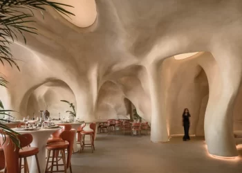 انحنای موجدار و گهوارهمانند، از بدن زن و غارهای مصر الهام گرفته شده.