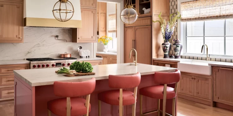 طراحی خانه برای یک زوج سالمند با کابینت های صورتی