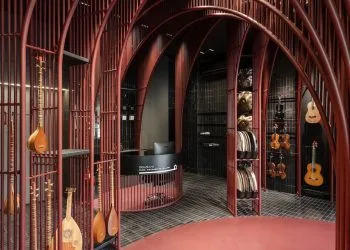 ساز گالری موسوی - بازسازی و دیزاین داخلی خاص یک فروشگاه ساز در تهران!