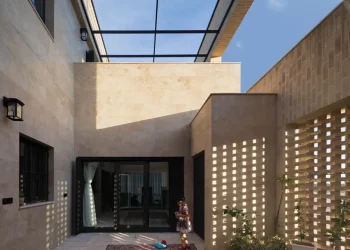 پروژه معماری خانه حیات در میان اثر مصطفی موحدی نیا در شهر کرمان