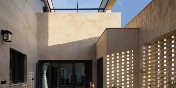 پروژه معماری خانه حیات در میان اثر مصطفی موحدی نیا در شهر کرمان